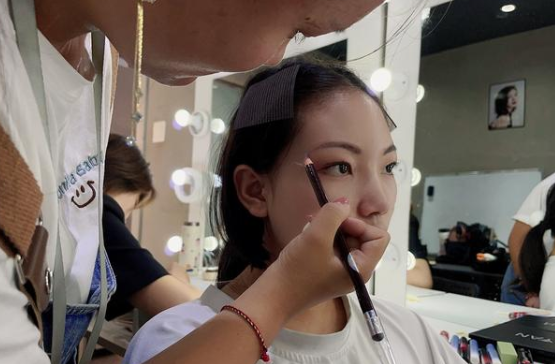 化妆学校学费多少钱？学化妆学费贵不贵？