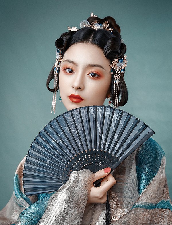 中式组4号-作品名称-《霞散绮》化妆造型-刘雅雯-邱艳-张晓莹-俞丽红-刘艺冰.jpg