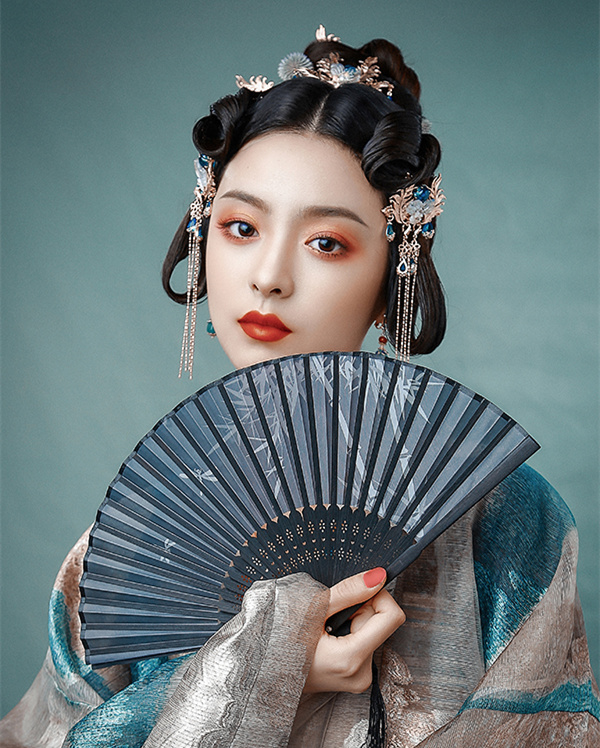 中式组4号-作品名称-《霞散绮》化妆造型-刘雅雯-邱艳-张晓莹-俞丽红-刘艺冰.jpg
