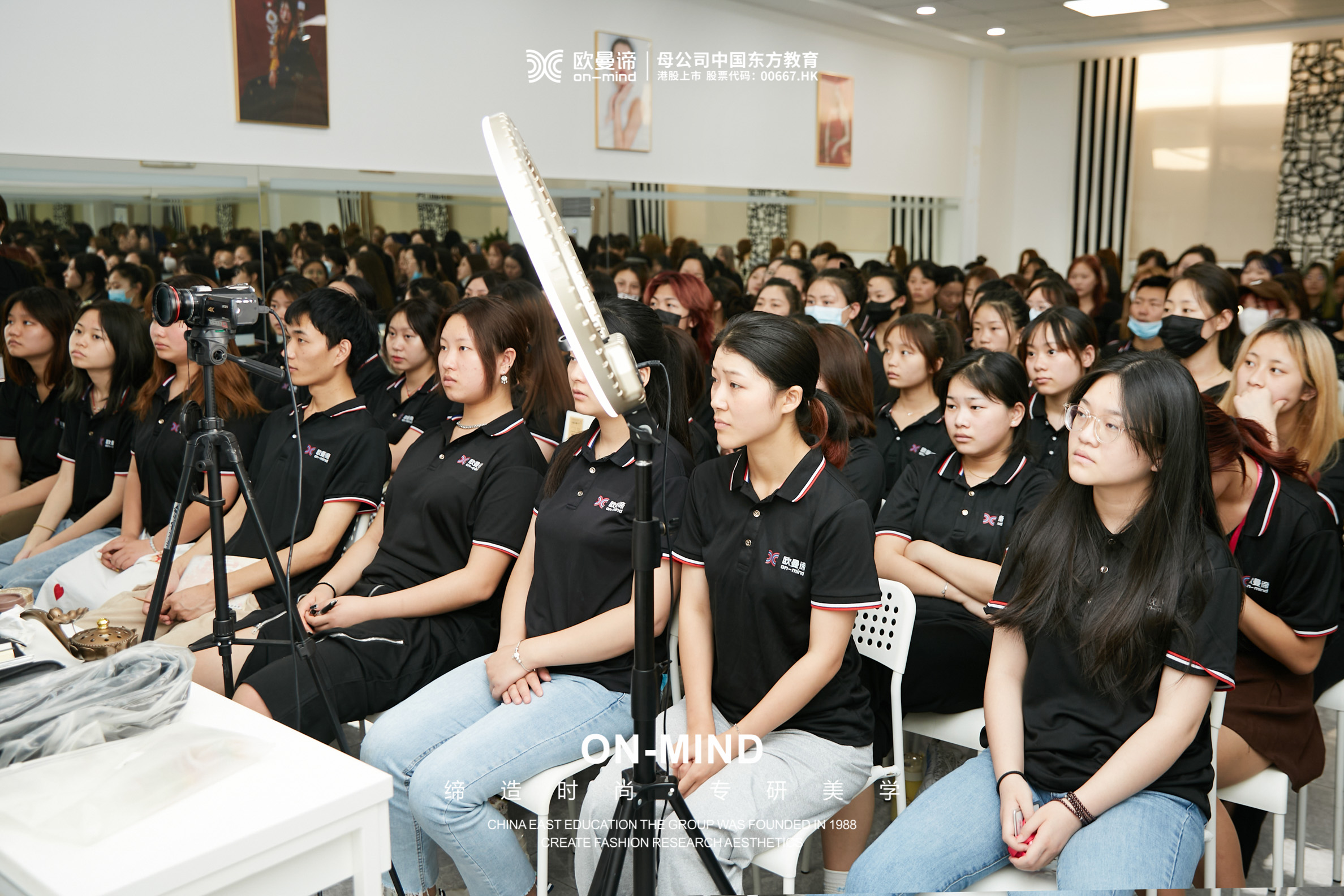 学化妆学校哪里好，初学者怎么样学化妆
