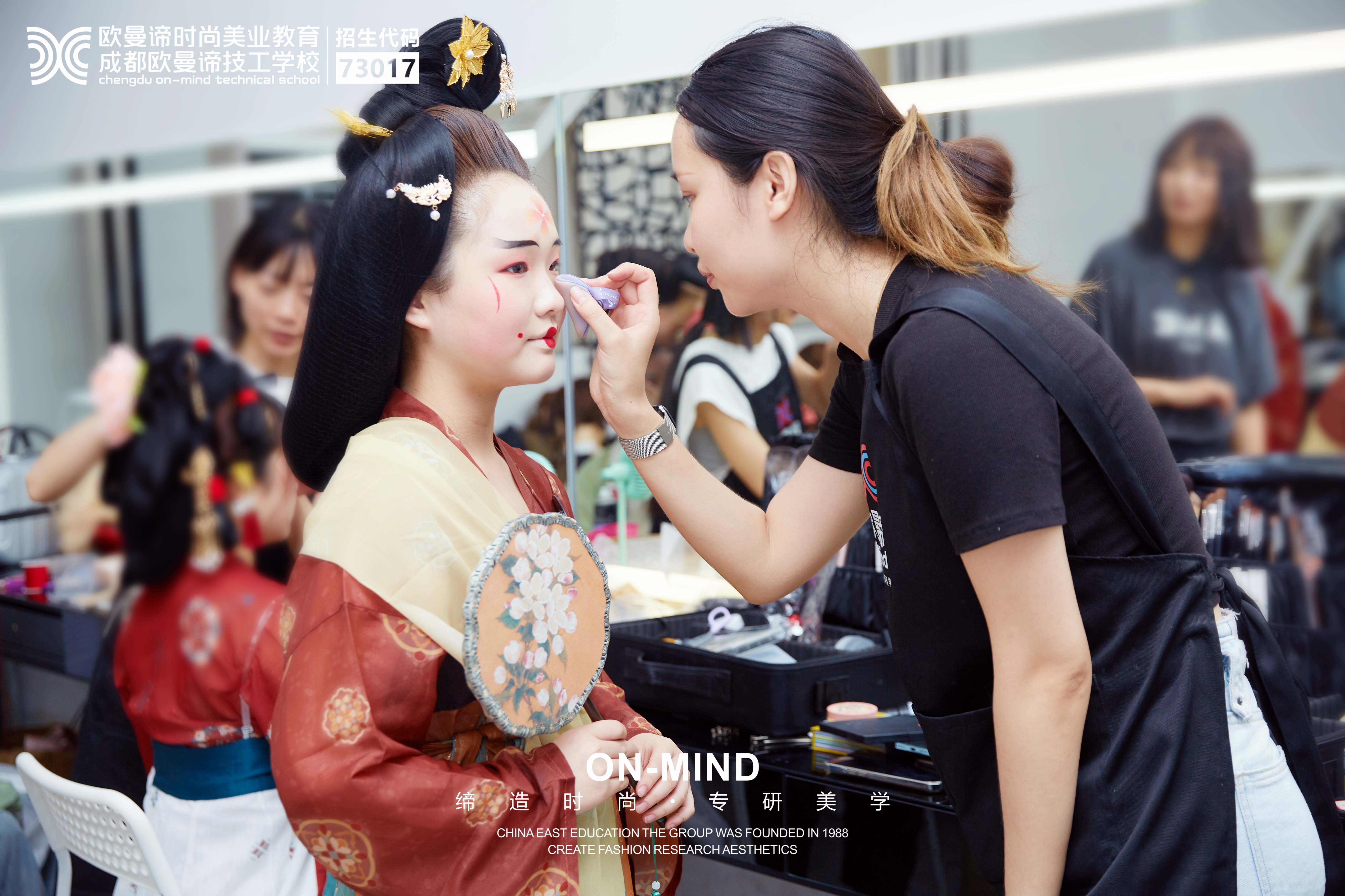 学化妆师要多久，化妆必须学美人图吗女孩