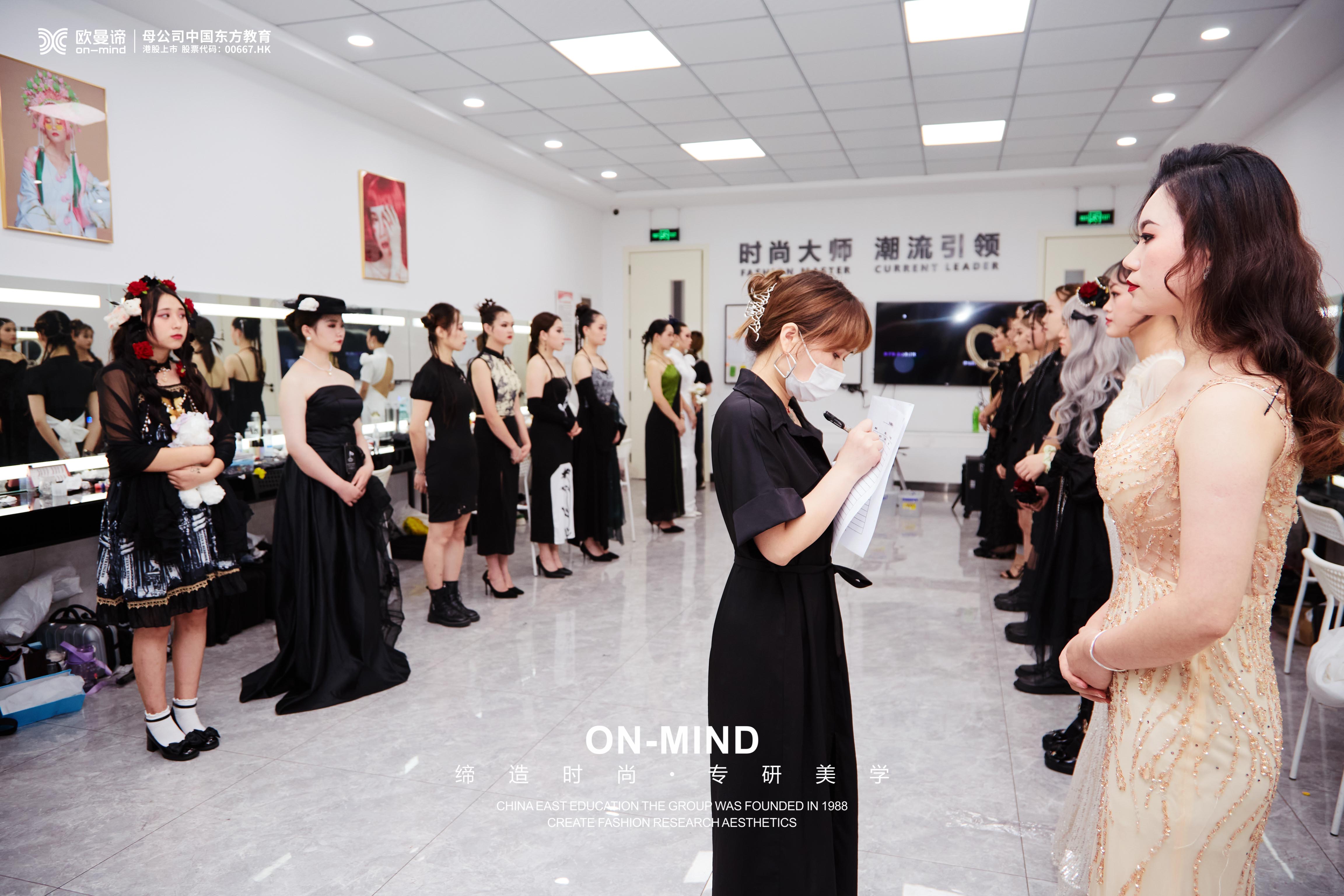 女孩子初中怎么学化妆的，学化妆师有前途吗