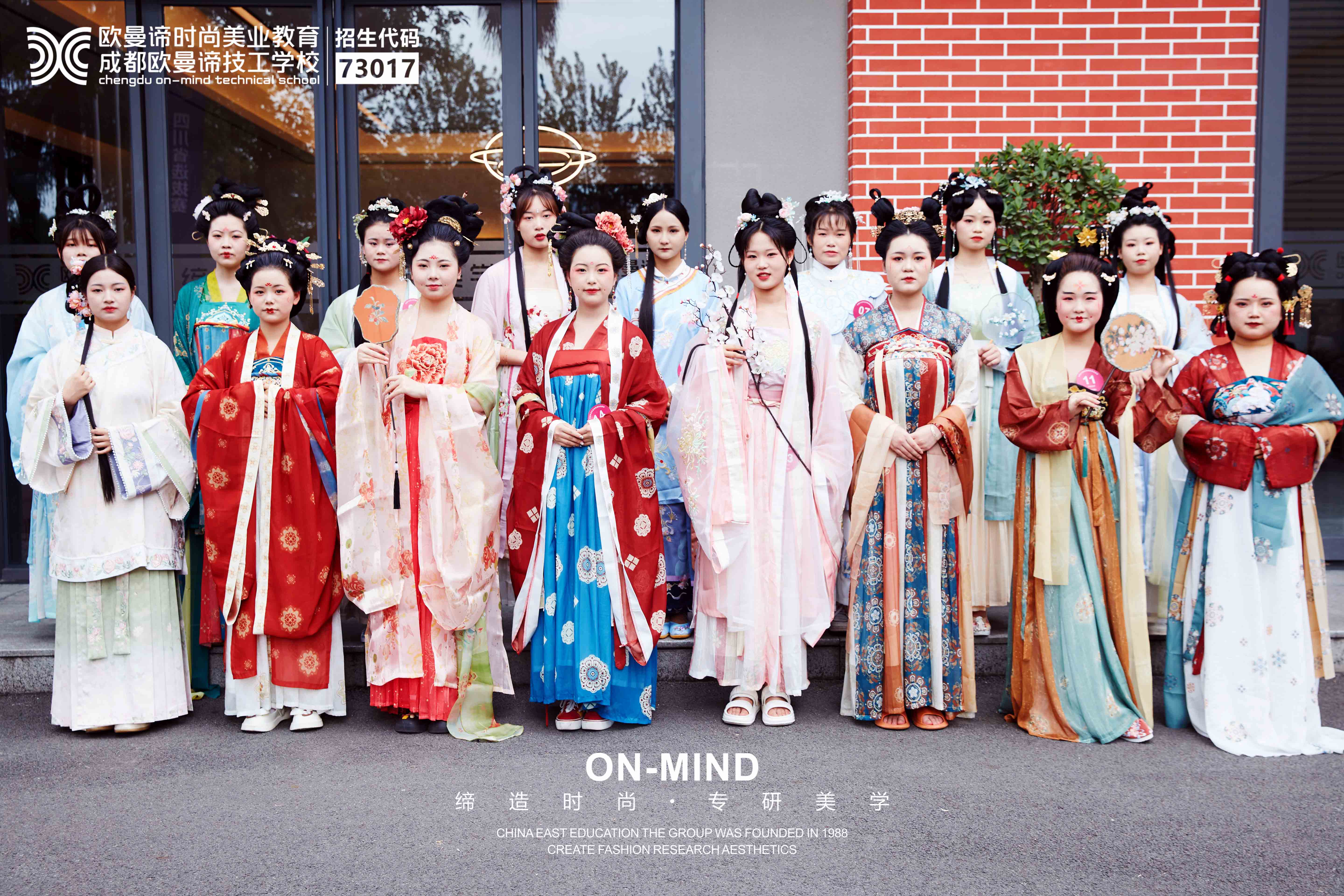 18岁女生在化妆学校学化妆合适吗？