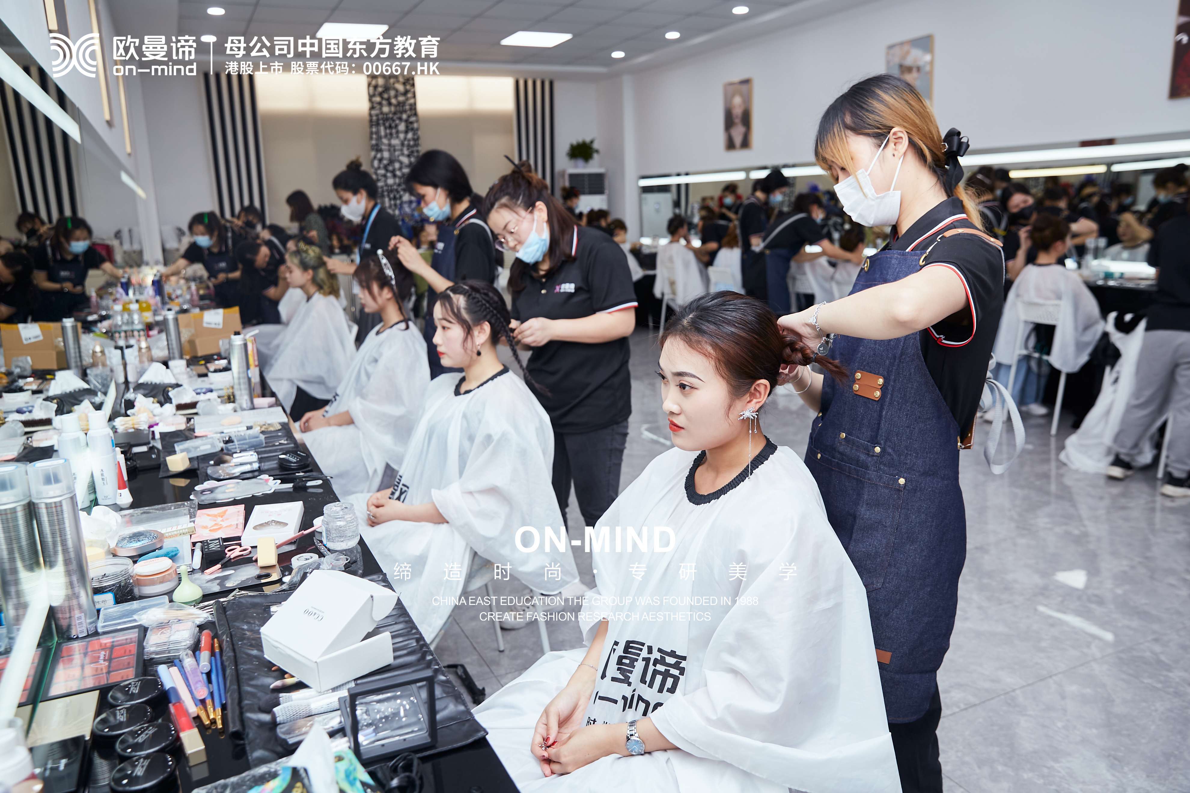 18岁女生在化妆学校学化妆合适吗？