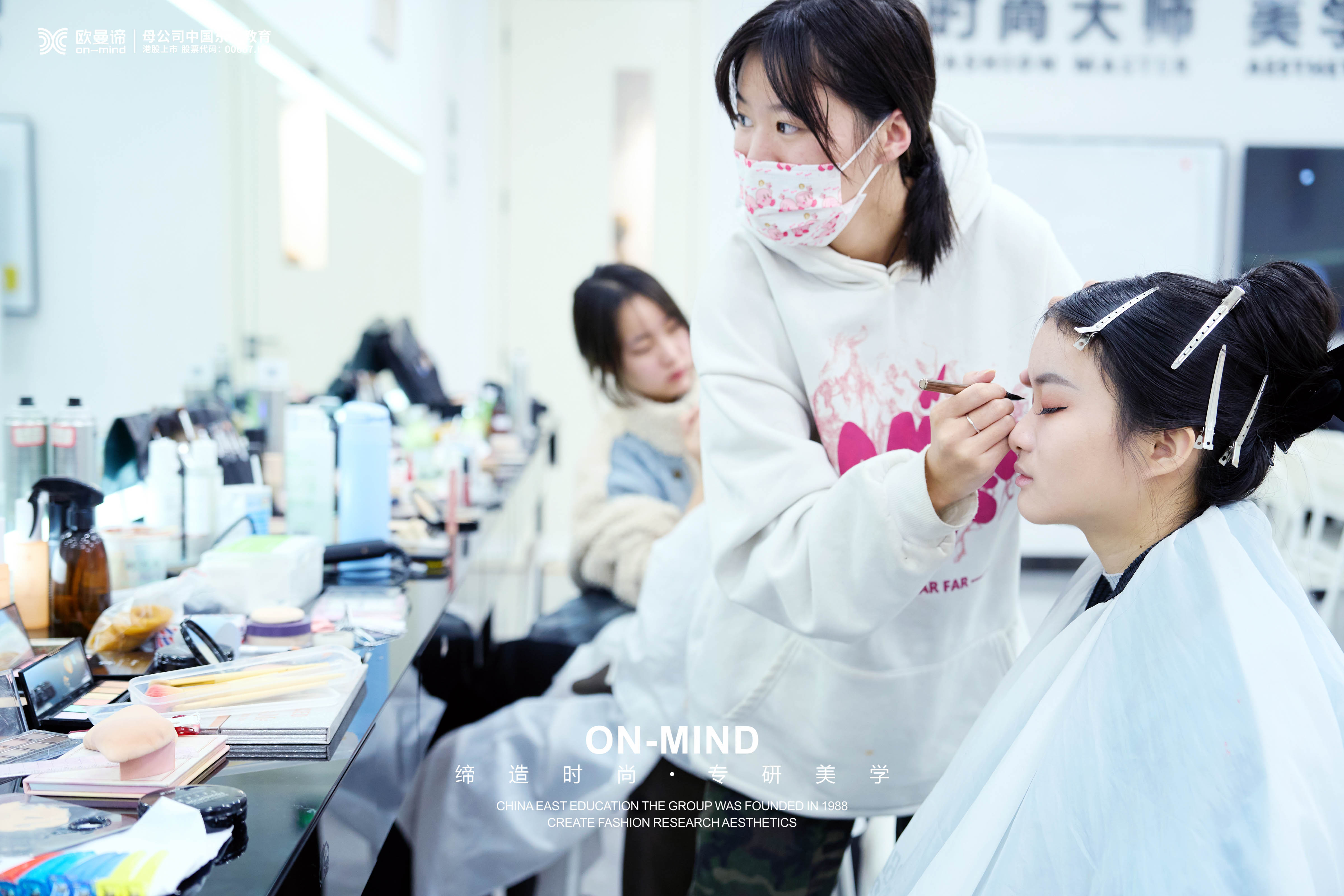 女生怎么学化妆技术的，要去化妆学校吗？