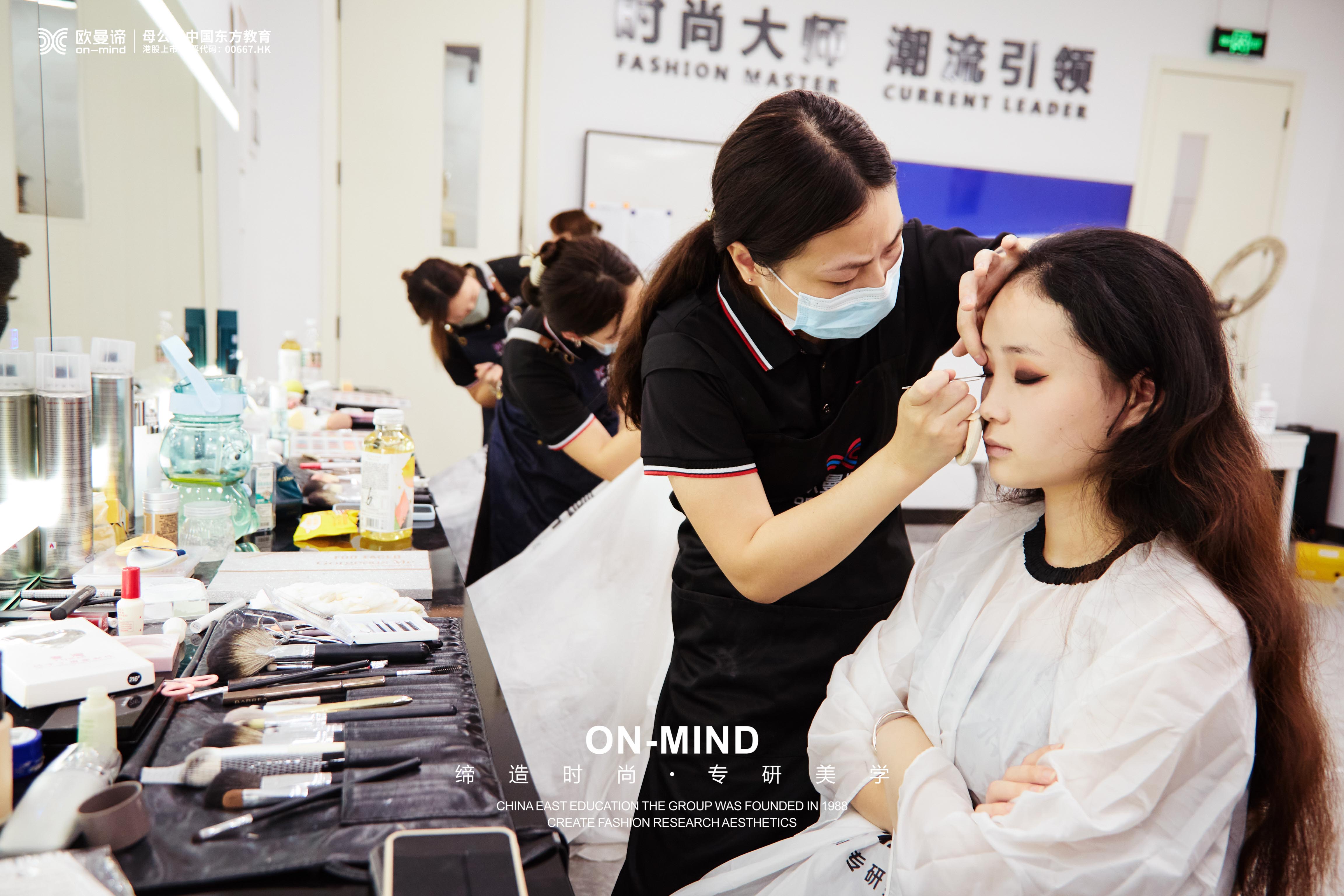 在化妆学校学化妆能否成为一名专业的化妆师？