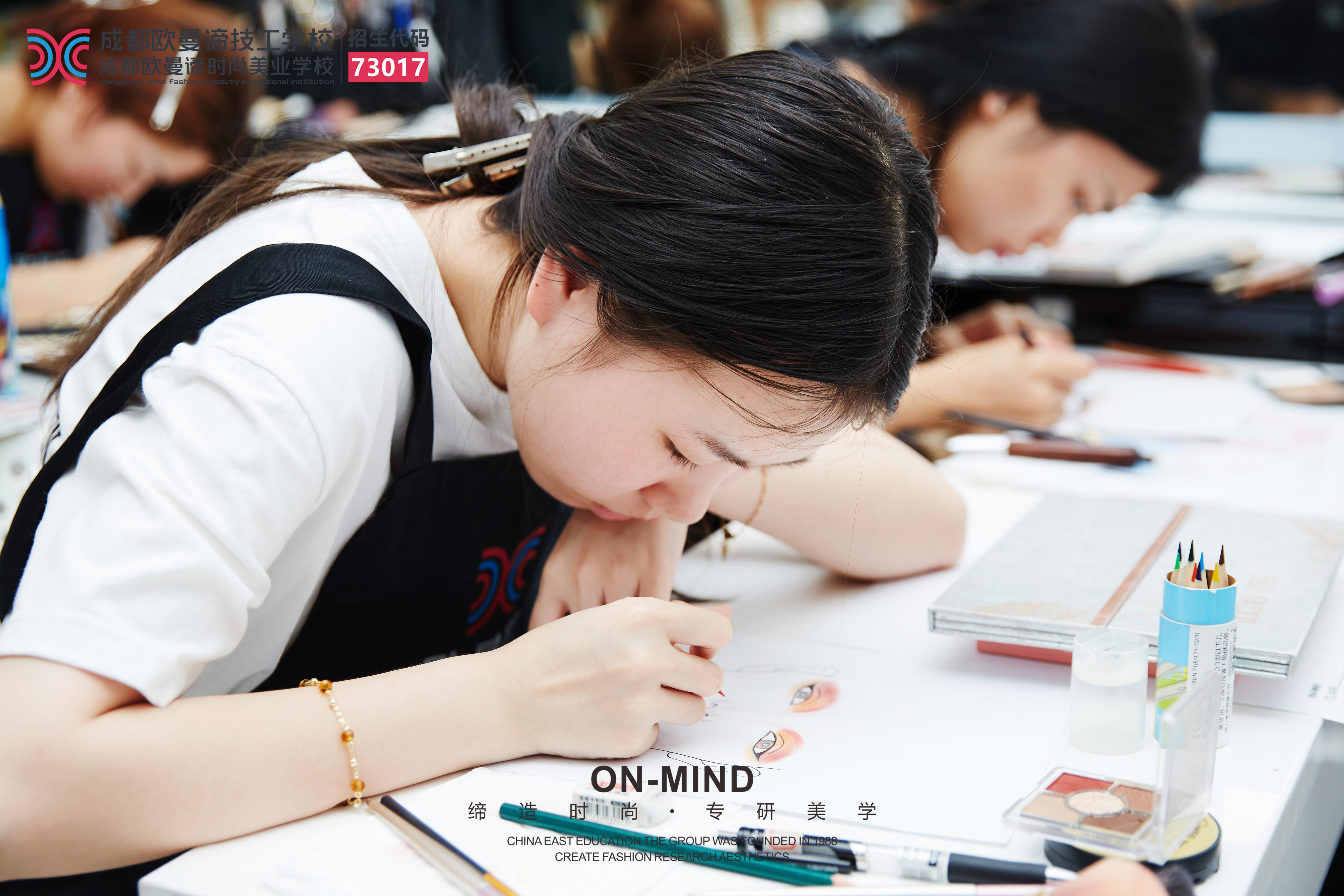 想学专业的化妆技术，去化妆学校怎么样？